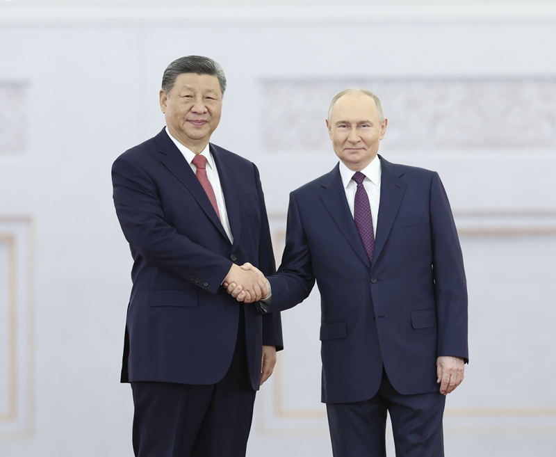 当地时间5月8日上午，俄罗斯总统普京同中国国家主席习近平在莫斯科克里姆林宫举行会谈。普京在乔治大厅为习近平举行隆重欢迎仪式。这是两国元首亲切握手合影。