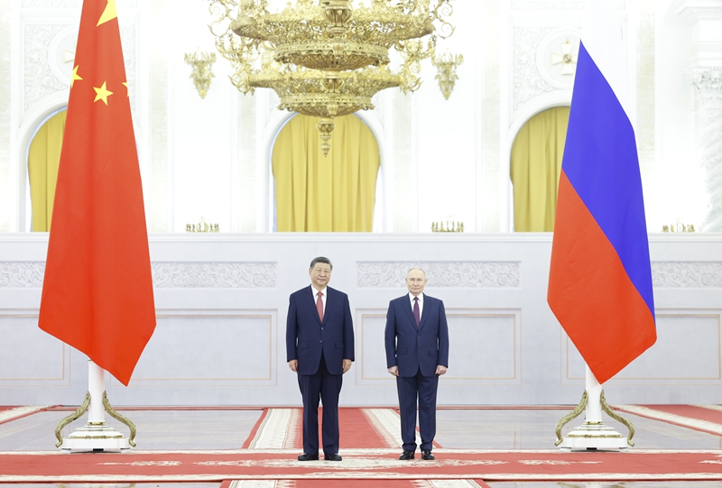当地时间5月8日上午，俄罗斯总统普京同中国国家主席习近平在莫斯科克里姆林宫举行会谈。这是普京在乔治大厅为习近平举行隆重欢迎仪式。