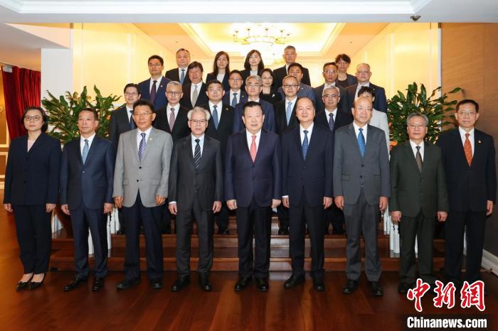 5月8日，中央港澳工作办公室主任、国务院港澳事务办公室主任夏宝龙抵达澳门进行考察调研。当日下午抵澳后，夏宝龙(前排中)前往礼宾府与澳门特区行政长官岑浩辉(前排左四)及特区行政、立法、司法机构负责人见面交流。