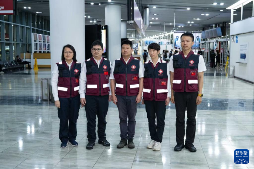 5月9日，中国国际应急医疗队（澳门）队员合影。