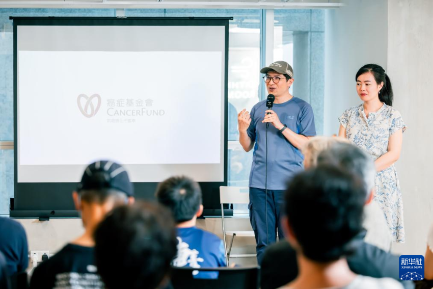 4月18日，香港癌症基金会服务经理梁国良（后左）和香港癌症基金会艺术治疗师邓海琳在叶颖瑜个人作品展分享会上发言。