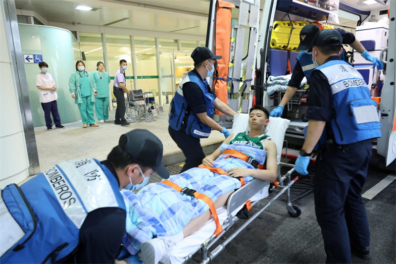 模拟运动员受伤，紧急送院演练。