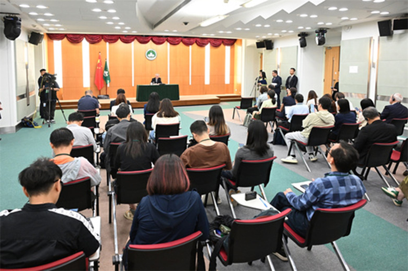岑浩辉就夏宝龙考察调研澳门召开记者会。