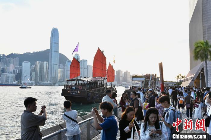 图为旅客在香港尖沙咀星光大道一带游玩。(资料图) 