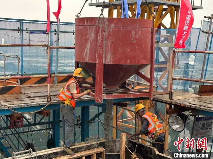 5月11日，深江铁路跨磨刀门水道主桥首个主塔封顶。