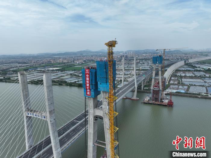 5月11日，深江铁路跨磨刀门水道主桥首个主塔封顶。