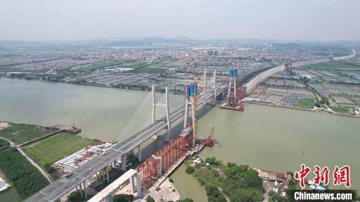 5月11日，深江铁路跨磨刀门水道主桥首个主塔封顶。
