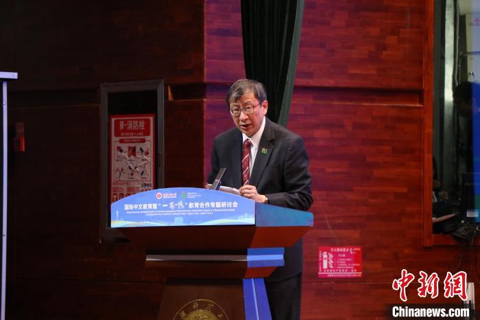 5月13日，香港教育大学校长李子建在乌鲁木齐举行的国际中文教育暨“一带一路”教育合作专题研讨会上致辞。