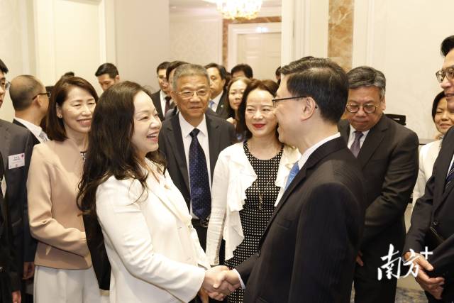 香港特区行政长官李家超（前右）与佳都科技执行总裁陈娇（前左）交流。