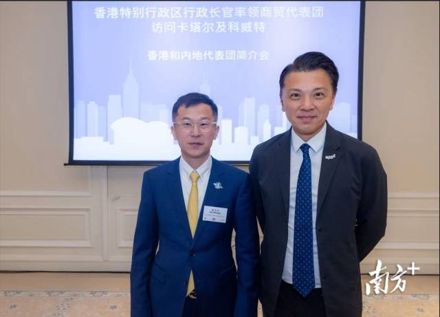 香港生产力促进局主席陈祖恒（右）与亿航智能副总裁崔正日。