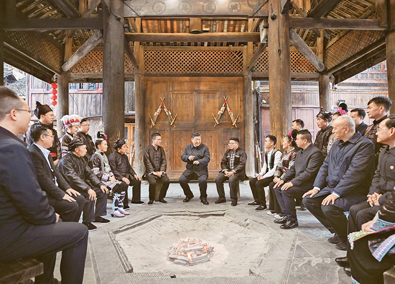 2025年3月17日至18日，中共中央总书记、国家主席、中央军委主席习近平在贵州考察。这是17日下午，习近平在黔东南州黎平县肇兴侗寨考察时，在信团鼓楼同村干部和村民代表围坐在火塘边，共话乡村全面振兴。