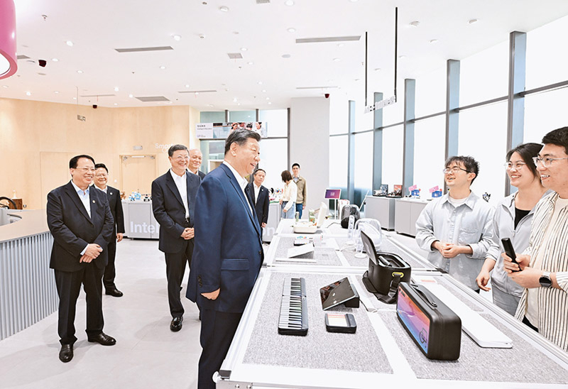 2025年4月29日，中共中央总书记、国家主席、中央军委主席习近平在上海考察。这是习近平在位于徐汇区的上海“模速空间”大模型创新生态社区人工智能产品体验店考察。