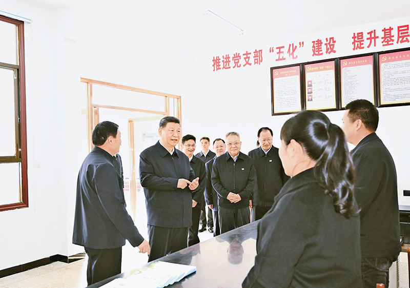 2024年3月18日至21日，中共中央总书记、国家主席、中央军委主席习近平在湖南考察。这是19日下午，习近平在常德市鼎城区谢家铺镇港中坪村党群服务中心了解当地为基层减负、提升基层治理效能等情况。