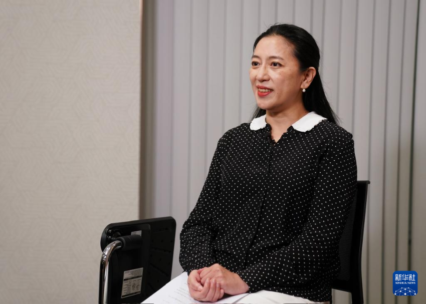 香港故宫文化博物馆研究员、策展人蒋得庄在香港故宫文博馆接受新华社记者采访（5月14日摄）。