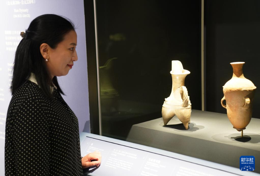 香港故宫文化博物馆研究员、策展人蒋得庄在“流动的盛宴——中国饮食文化”展览现场观看展品（5月14日摄）。