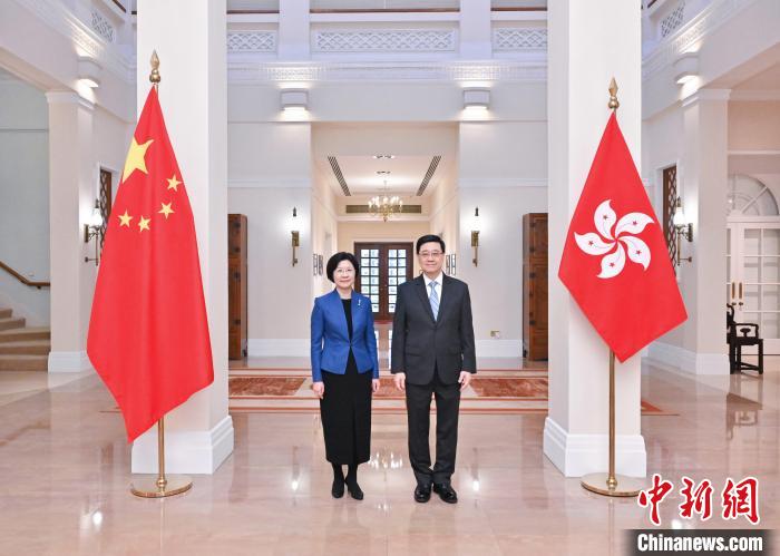 5月19日，香港特区行政长官李家超(右)在香港礼宾府与海关总署署长孙梅君(左)会面。