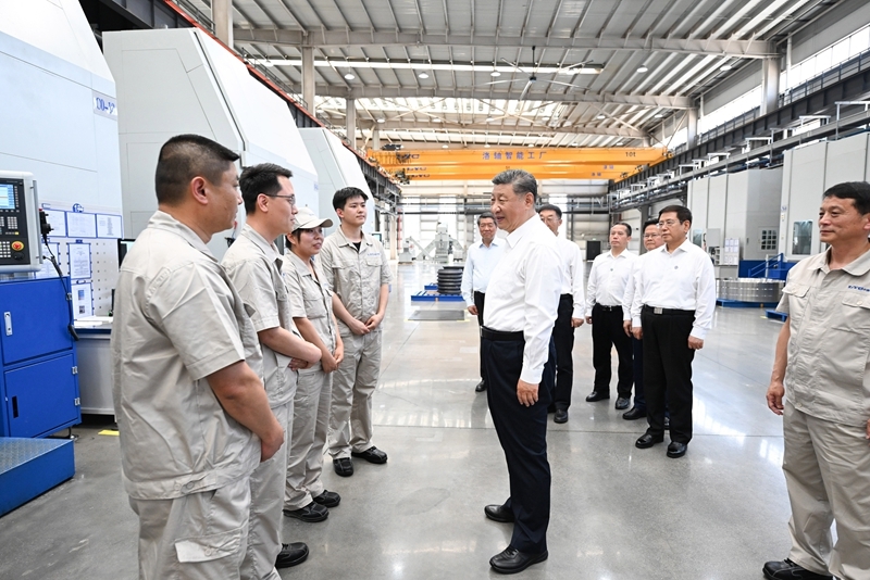 5月19日至20日，中共中央总书记、国家主席、中央军委主席习近平在河南考察。这是19日下午，习近平在洛阳轴承集团股份有限公司智能工厂考察时，同企业职工亲切交流。