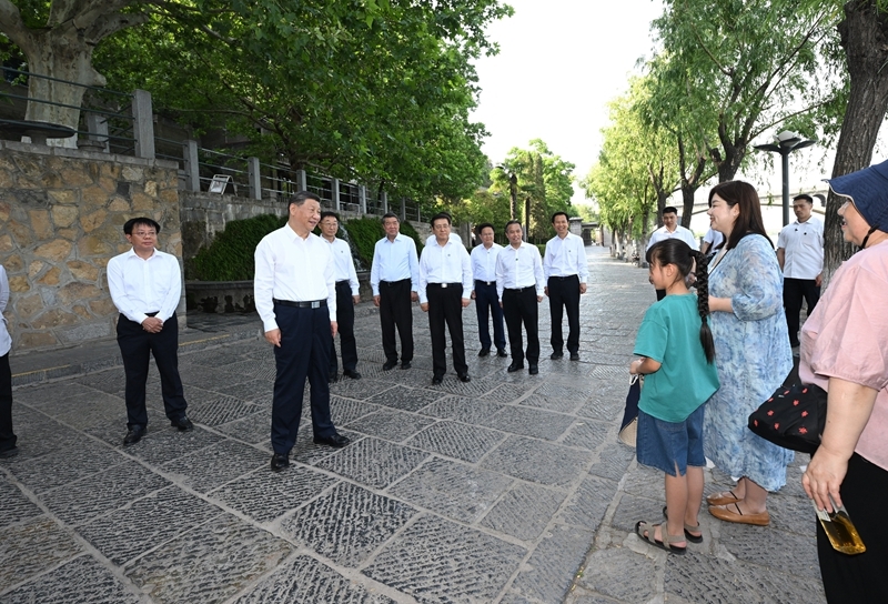 5月19日至20日，中共中央总书记、国家主席、中央军委主席习近平在河南考察。这是19日下午，习近平在洛阳龙门石窟考察时，同游客亲切交流。