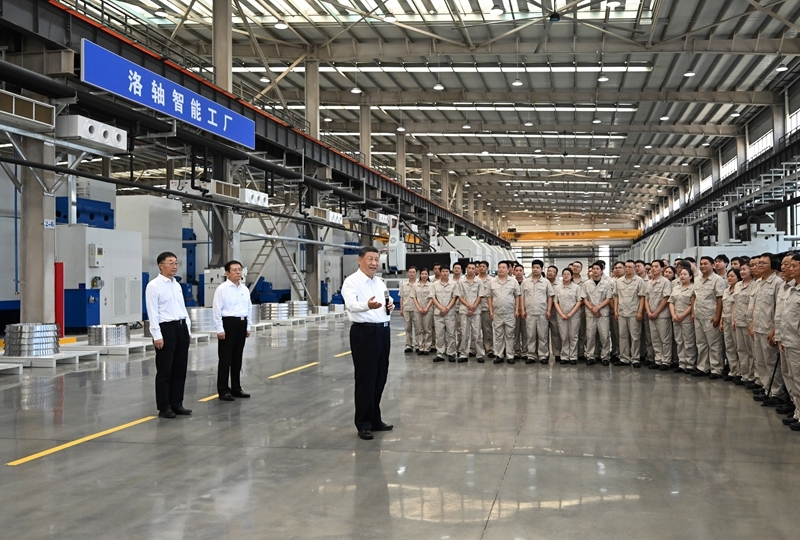 5月19日至20日，中共中央总书记、国家主席、中央军委主席习近平在河南考察。这是19日下午，习近平在洛阳轴承集团股份有限公司智能工厂考察时，同企业职工亲切交流。