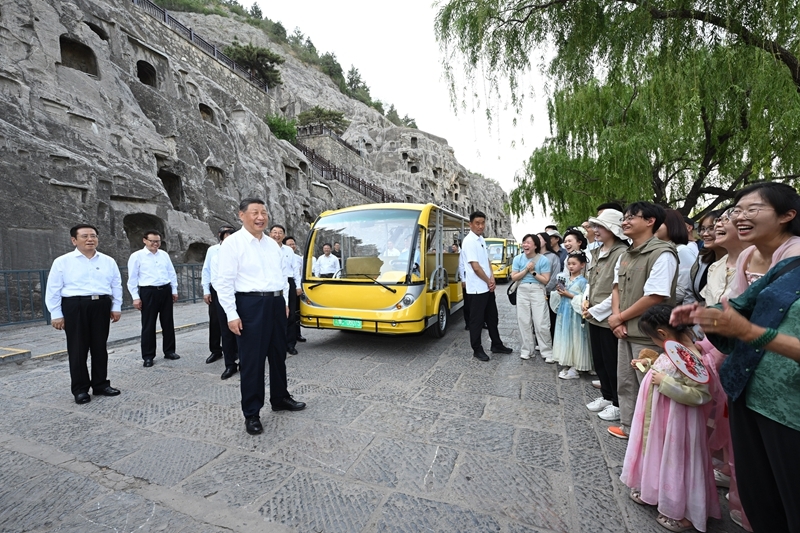 5月19日至20日，中共中央总书记、国家主席、中央军委主席习近平在河南考察。这是19日下午，习近平在洛阳龙门石窟考察时，同游客亲切交流。