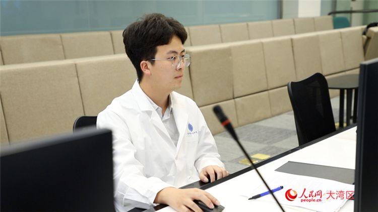 澳科卫星科学与应用数据中心技术员李森正在工作。