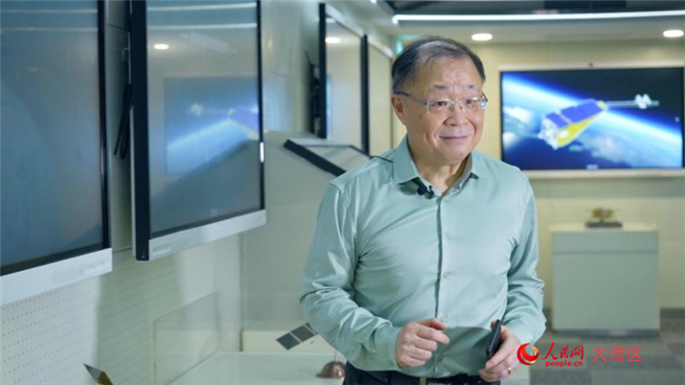 澳门科技大学协理副校长、“澳科一号”卫星首席科学家张可可介绍科研工作。