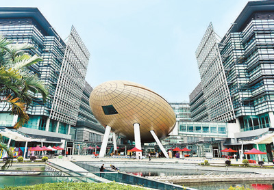 在香港新界吐露港沿岸，一颗巨大的“金蛋”是香港科学园的地标性建筑。
