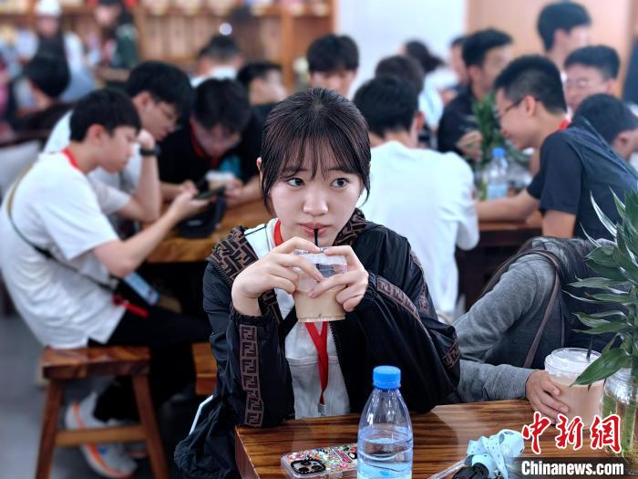 澳门学子在羊楼洞古镇品尝青砖茶新式茶饮。