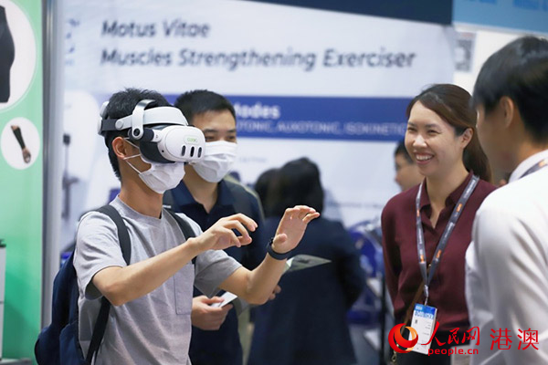 买家在展会现场试用一款VR辅助治疗设备。