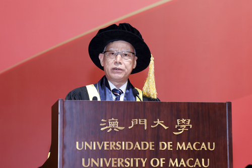 图为岑浩辉在澳门大学2025年毕业典礼上致辞。