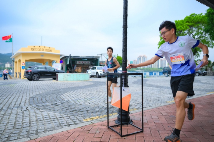 图为选手们在独具特色的路环赛道上。