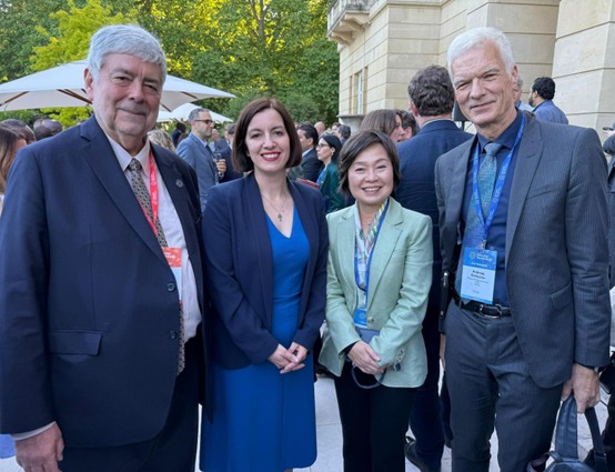 蔡若莲（右二）出席伦敦出席2025世界教育论坛，并与英国教育大臣布丽奇特·菲利普森等教育界代表会面。