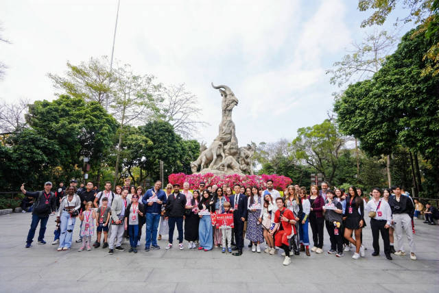 参加“国际旅游知名人士 花城广州幸福之旅”的外国游客。 