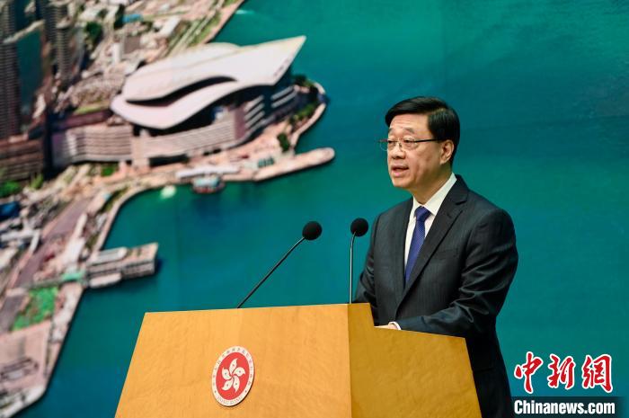 5月27日，香港特区行政长官李家超出席行政会议前会见媒体。
