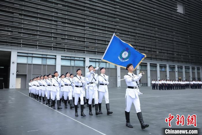 5月25日，香港特区政府入境事务处在屯门入境事务学院举行2025年度入境事务处青少年领袖团大会操暨队员晋升典礼。图为领袖团仪仗队以全新制服登场。