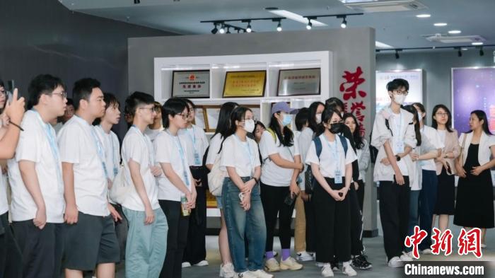 研学成员参观国家超级计算广州中心。