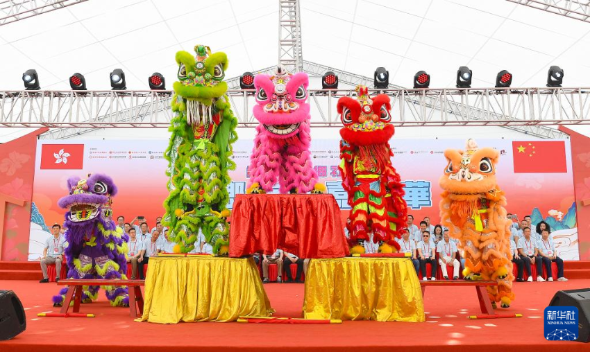 6月1日，演员在第三届“家乡市集嘉年华”开幕式上舞狮。