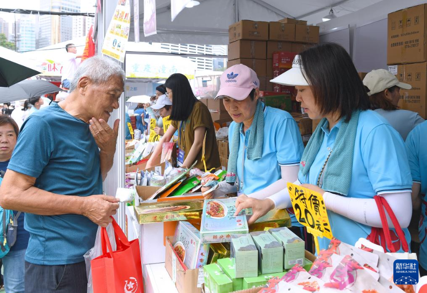 6月1日，市民在第三届“家乡市集嘉年华”香港湖北社团总会的摊位上选购特产。