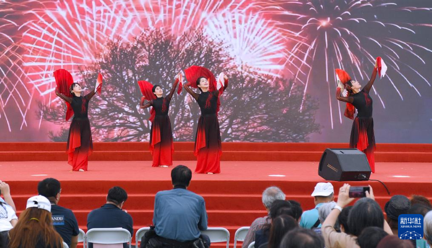 6月1日，演员在第三届“家乡市集嘉年华”表演区表演舞蹈。