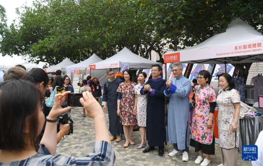 5月31日，在香港文化中心露天广场举行的“非遗嘉年华”上，人们身着旗袍长衫合影。