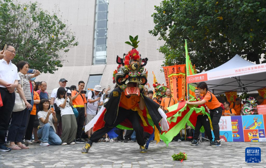 5月31日，演员在香港文化中心露天广场举行的“非遗嘉年华”上表演西贡坑口客家舞麒麟。
