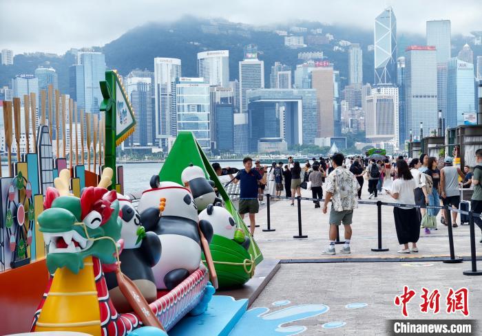 6月2日是中国内地端午节假期最后一天，当天不少游客在香港尖沙咀星光大道一带观光。