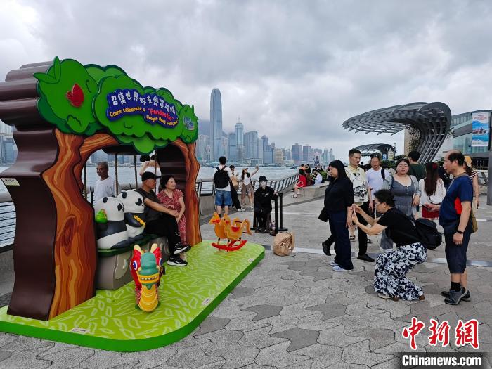 6月2日是中国内地端午节假期最后一天，当天不少游客在香港尖沙咀星光大道一带观光。