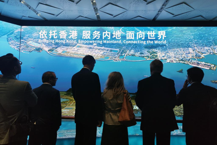 6月3日，外国驻港领团和商界参访团在深圳前海参观。