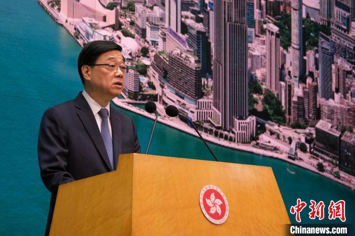 6月3日，香港特区行政长官李家超出席行政会议前会见媒体。