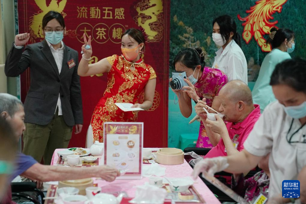 5月24日，在香港松悦园耆和护养院，香港乐龄社企“软餐侠”的职员们扮演成“茶楼”经理、厨师和接待员，为老人家提供沉浸式茶楼就餐体验。