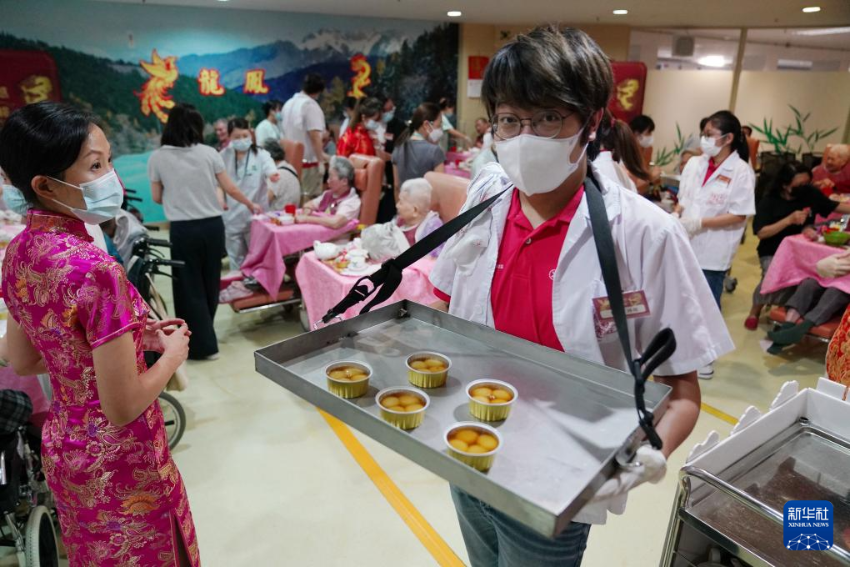 5月24日，在香港松悦园耆和护养院，身穿白衫的伙计在“茶楼”售卖茶点，端茶倒水。