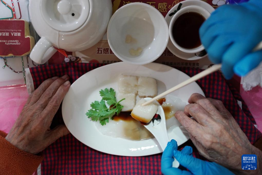 5月24日，在香港松悦园耆和护养院，老人家在进食软餐。