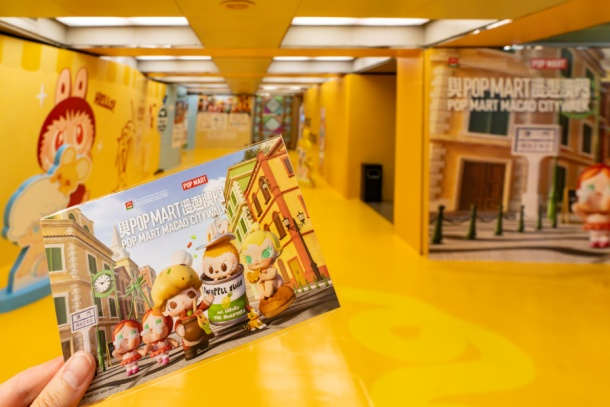 图为活动大本营POP STATION和明信片。