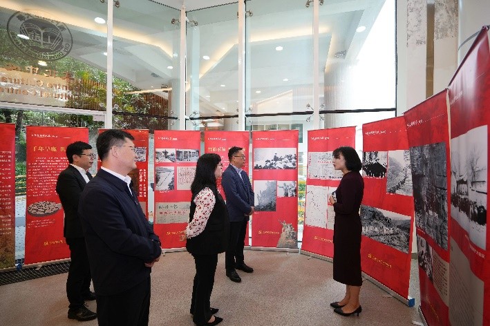 图为红旗渠历史图片展。